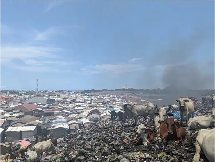 הררי הפסולת האלקטרונית, ברקע בתי תושבי אגבוגבלושי בגאנה (צילום: Brandon Marc Finn) הררי הפסולת האלקטרונית, ברקע בתי תושבי אגבוגבלושי בגאנה
