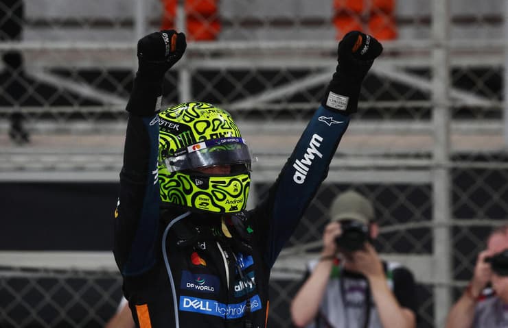 נוריס יודע שהוא עשה את זה (צילום: REUTERS/Jakub Porzycki) הצוות של מקלארן בטירוף אחרי קו הסיום