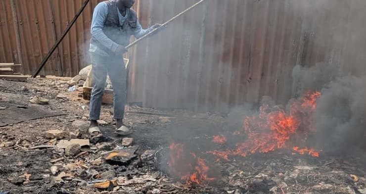 אדם שורף ערימת פסולת אלקטרונית, מתוכה הוא מחלץ מתכות למכירה לסוחרים מקומיים, שמוכרים בתורם את החומרים היקרים לשרשרת האספקה הגלובלית. מיחזור לא פורמלי כזה מתרחש ללא הגנה, רגולציה או רישום מצד המדינה (צילום: Brandon Marc Finn) אדם שורף ערימת פסולת אלקטרונית, מתוכה הוא מחלץ מתכות למכירה לסוחרים מקומיים, שמוכרים בתורם את החומרים היקרים לשרשרת האספקה הגלובלית. מיחזור לא פורמלי כזה מתרחש ללא הגנה, רגולציה או רישום מצד המדינה