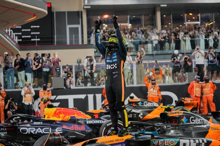 נוריס על גג העולם, היום באבו-דאבי (צילום: AP Photo/Darko Bandic) הצוות של מקלארן בטירוף אחרי קו הסיום