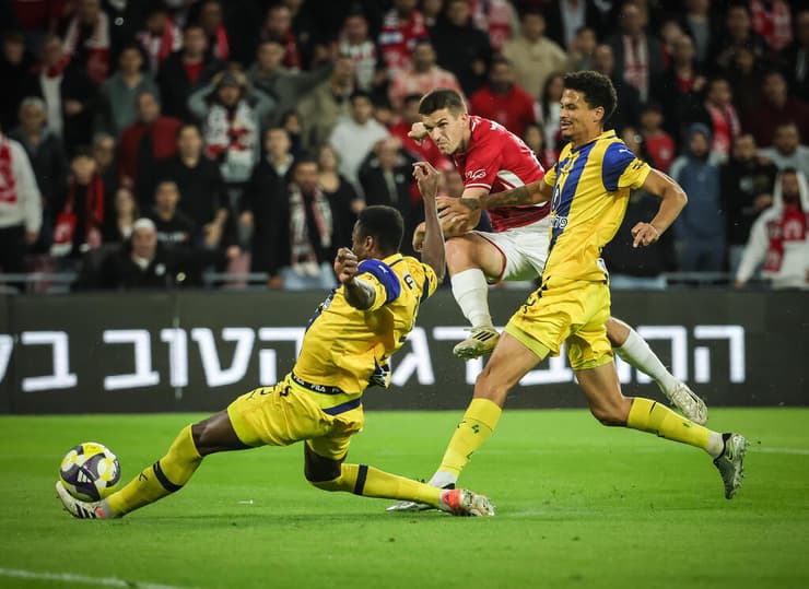 זלאטנוביץ' כובש (צילום: עוז מועלם ) הפועל באר-שבע איגור זלאטנוביץ' - מכבי ת"א