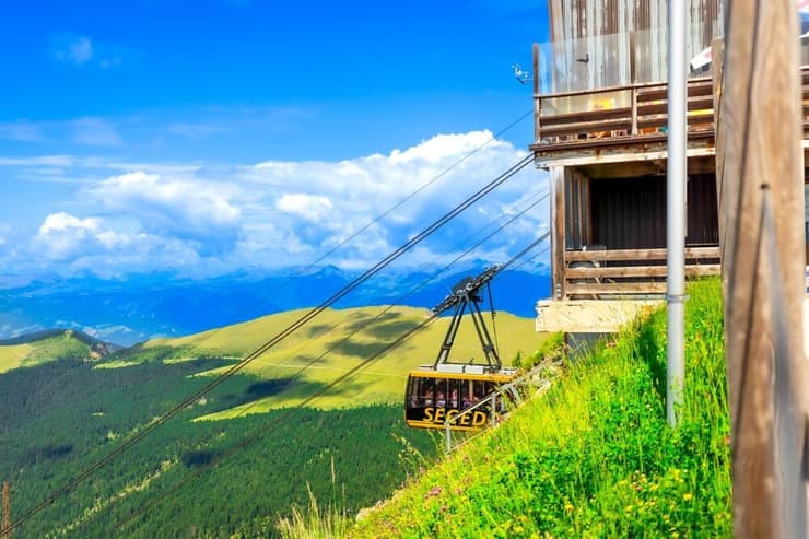 רכבל המעלה מטיילים להר סצ’דה