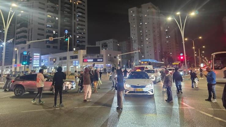 המחאה באשדוד מאות מוחים מול תחנת המשטרה באשדוד