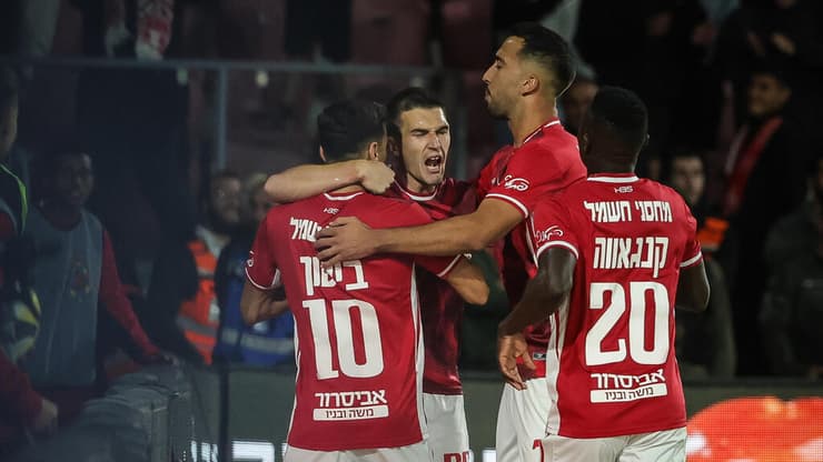 זלאטנוביץ' והחברים בטירוף (צילום: עוז מועלם) הפועל באר-שבע - מכבי ת"א