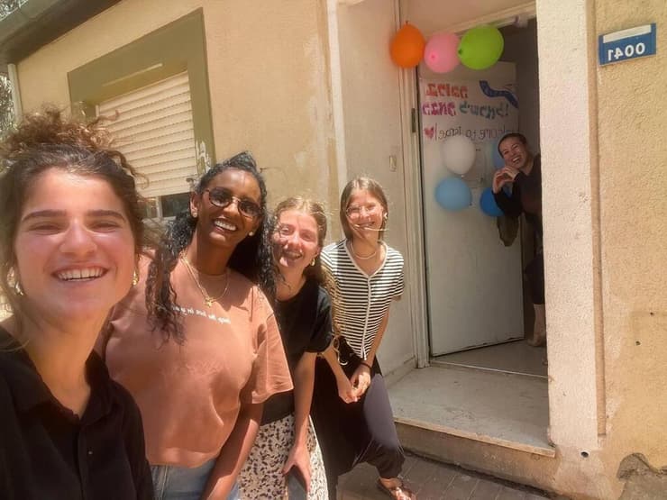 קבלת הפנים שחיכתה לפרסיה באיבים. "לדעת שהעם שלי סובל בזמן שאני רחוקה, שבר לי את הלב"    