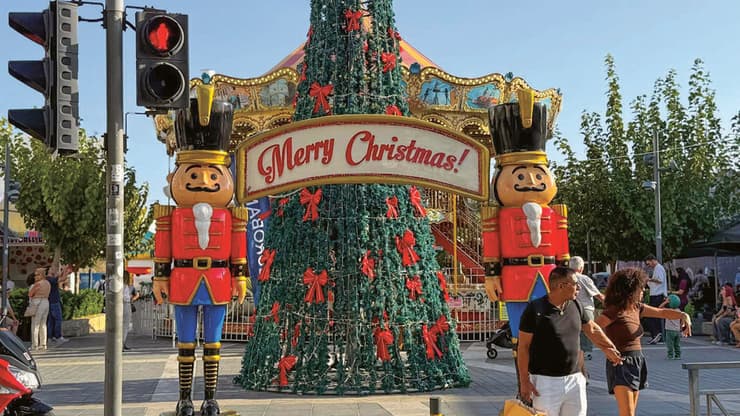 אורות,  מזכרות ויין  חם. דוכני חג  המולד בשוe