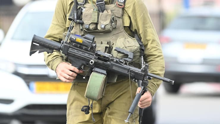 חייל צה"ל עם מקלע קל מסוג נגב (צילום: יאיר שגיא) חייל צה"ל עם מקלע קל מסוג נגב