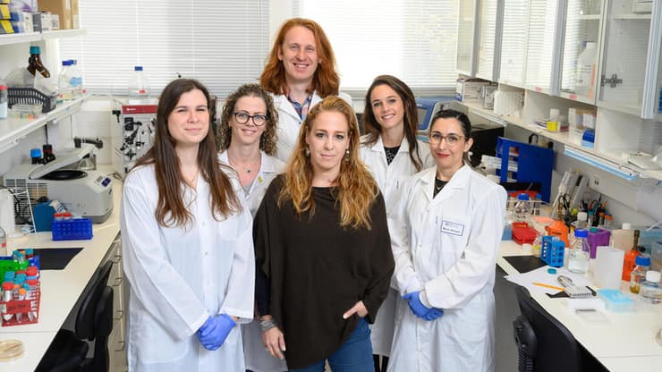 מימין לשמאל (נגד כיוון השעון): ד"ר מרב שמואלי, ד"ר פאולה אנטונלו, ד"ר ארסניי לובוב, עינב לזר, קארין גולדברג ופרופ' יפעת מרבל