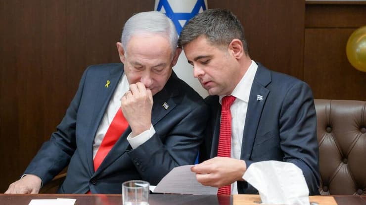 מכחישים שנאמר לכתבים לא להפנות שאלות לנתניהו. ראש הממשלה ודוברו זיו אגמון (צילום: מעיין טואף, לע"מ) ראש הממשלה בנימין נתניהו ודוברו זיו אגמון