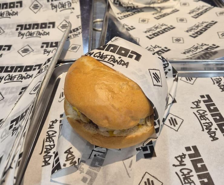 המבורגר הסמטה. "מתמקדים במרכז כדי לפתוח באופן מדורג" (צילום: מירב קריסטל) המבורגר הסמטה. "מתמקדים במרכז כדי לפתוח באופן מדורג"