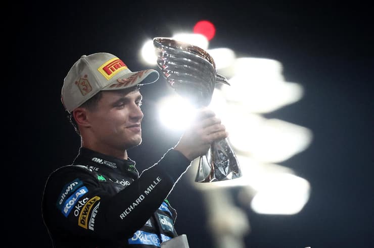 נוריס והגביע (צילום: REUTERS/Jakub Porzycki) לנדו נוריס