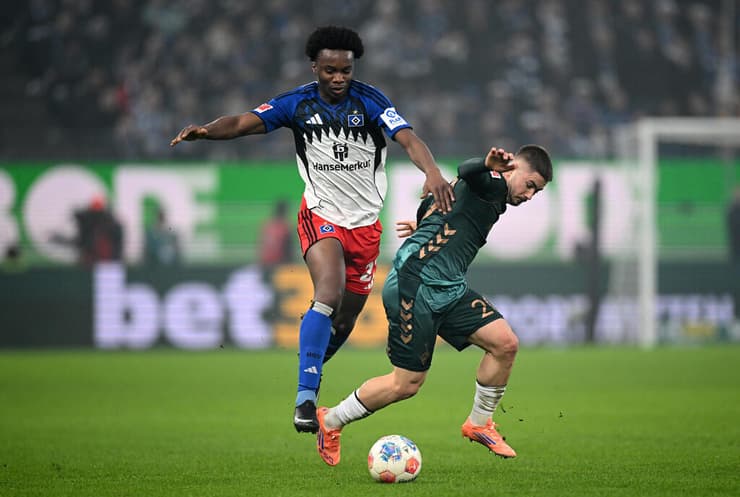 אבובאקה סומהורו מהמבורג חולף על פני רומנו שמיד מברמן (צילום: Stuart Franklin/Getty Images) אבובאקה סומהורו מהמבורג חולף על פני רומנו שמיד מברמן