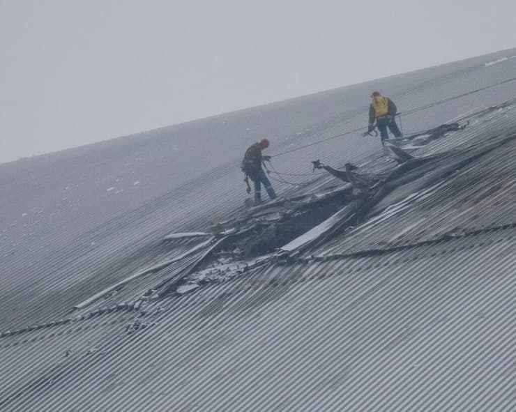 החור בכיפת המגן הענקית של צ'רנוביל, אחרי מתקפת הכטב"ם בפברואר (צילום: רויטרס/Gleb Garanich/Reuters) עבודות תיקון ב כור צ'רנוביל אוקראינה אחרי פגיעת כטב"ם בפברואר 2025