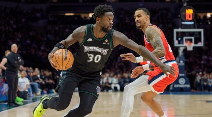 ג'וליוס רנדל בדרך לסל (רויטרס) ג'וליוס רנדל בדרך לסל