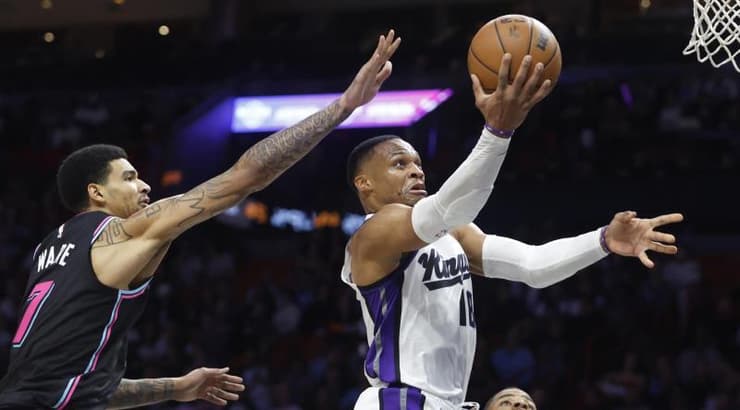 ראסל ווסטברוק עולה לסל (רויטרס) ראסל ווסטברוק עולה לסל