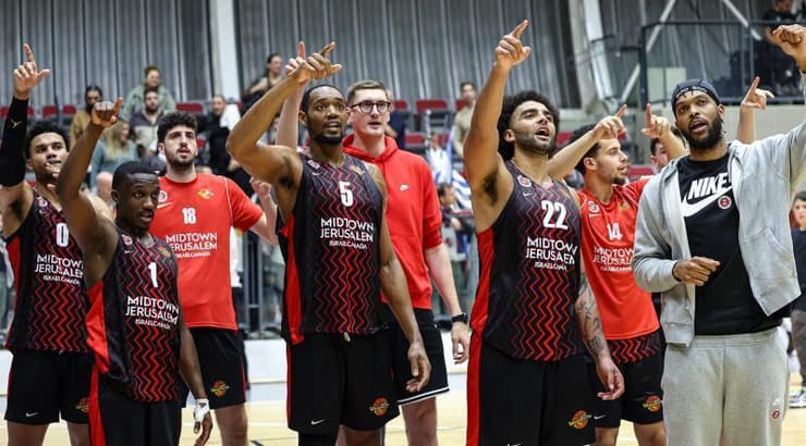 שחקני הפועל ירושלים חוגגים (לילך וויס-רוזנברג) שחקני הפועל ירושלים חוגגים