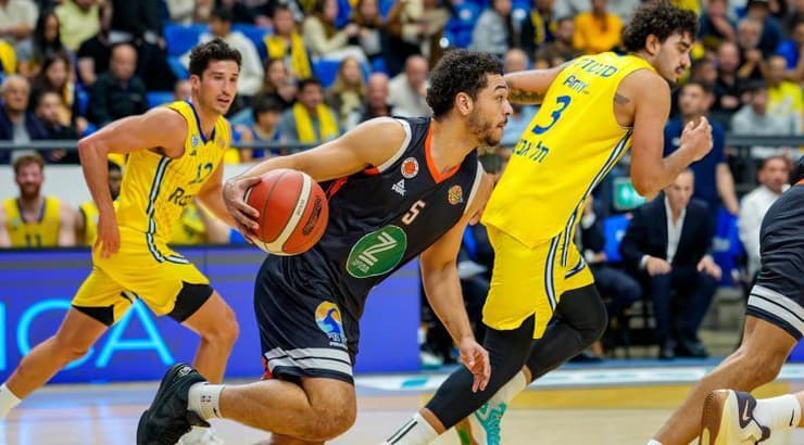 מרקוס וויליאמס עם הכדור (רועי כפיר) מרקוס וויליאמס עם הכדור