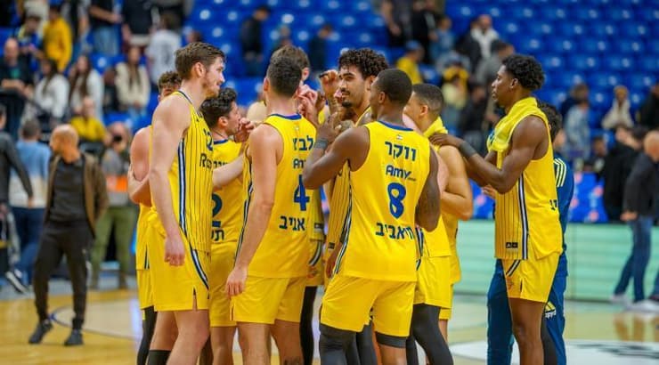 שחקני מכבי ת"א חוגגים בסיום (רועי כפיר) שחקני מכבי ת"א חוגגים בסיום