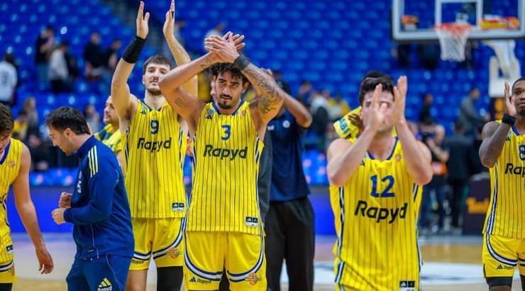 שחקני מכבי ת"א מודים לקהל (רועי כפיר) שחקני מכבי ת"א מודים לקהל