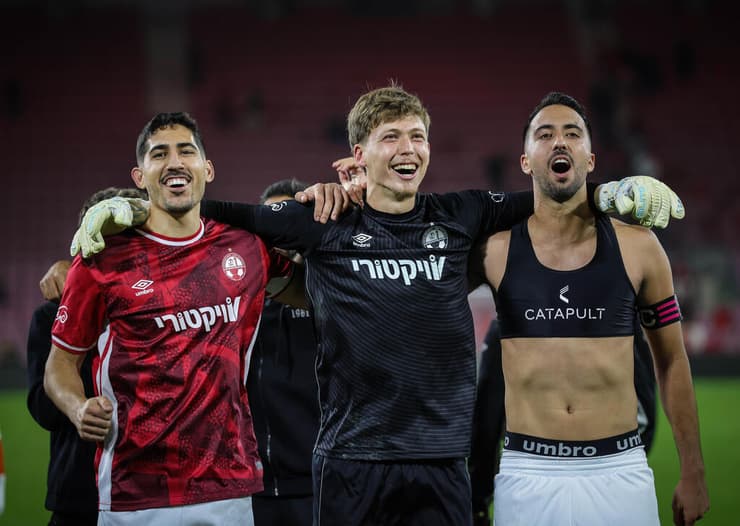 ניצחון סופר-חשוב. שחקני באר-שבע חוגגים בסיום (צילום: עוז מועלם ) הפועל באר-שבע ליאל פרץ, ניב אליאסי מתן בלטקסה - מכבי ת"א