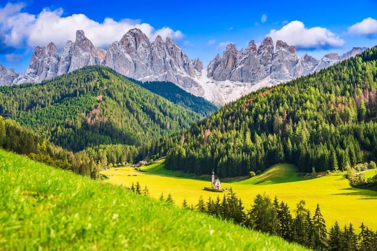 ואל די פונס, איטליה – כפר סנטה מגדלנה והכנסייה האיקונית שלו, על רקע נופי הדולומיטים בעמק פונס