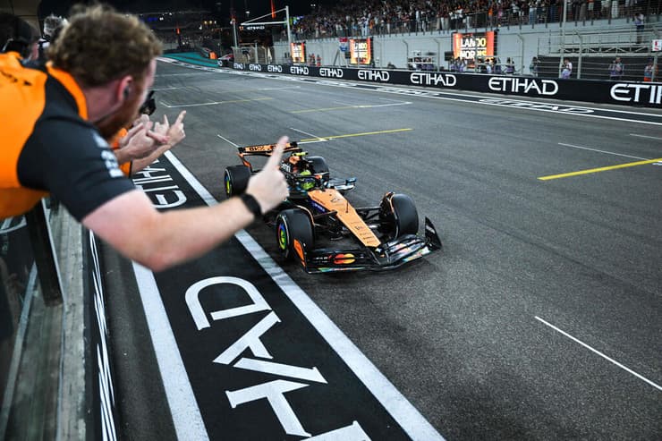 הצוות של מקלארן בטירוף אחרי קו הסיום (צילום: Andrej ISAKOVIC / POOL / AFP) הצוות של מקלארן בטירוף אחרי קו הסיום