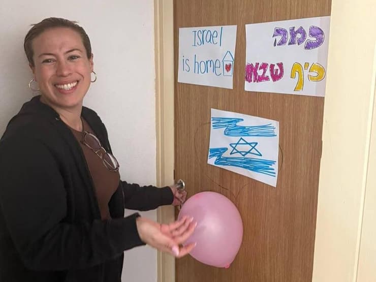 קבלת הפנים שהמתינה לפרסיה בכניסה לביתה באיבים. "חשבתי שרק השומר יגיד לי שלום, ובסוף כל הקהילה הגיעה"    