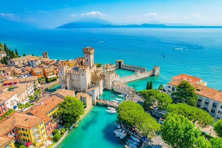 טירת רוקה סקליגרה בסירמיונה, שעל אגם גארדה באיטליה