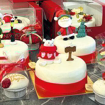 אורות,  מזכרות ויין  חם. דוכני חג  המולד בשוק