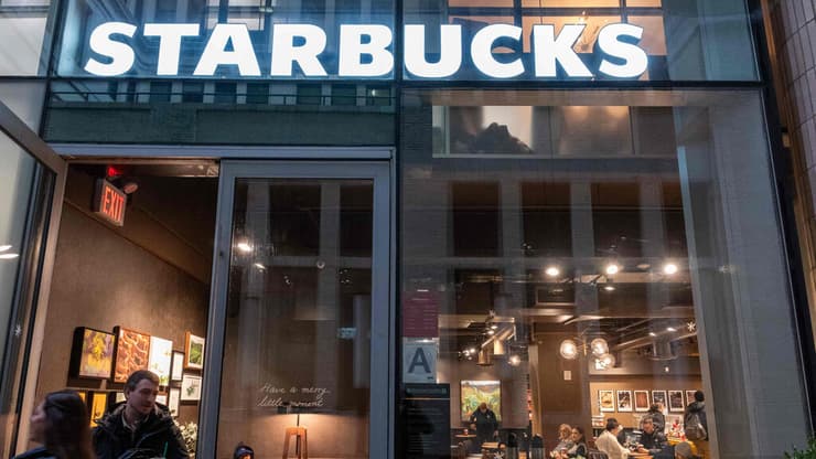 סניף סטארבקס במנהטן. מיושן ולא אטרקטיבי (צילום: Spencer Platt/Getty Images North America/AFP) סניף סטארבקס במנהטן. מיושן ולא אטרקטיבי