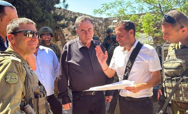 ראש המועצה דגן עם השר כ"ץ ואלוף הפיקוד בלוט (צילום: מועצה אזורית שומרון) ראש המועצה דגן עם השר כ"ץ ואלוף הפיקוד בלוט