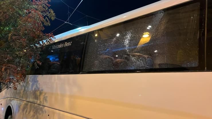 חלון אוטובוס מנופץ ( צילום: הפועל ירושלים) חלון אוטובוס מנופץ