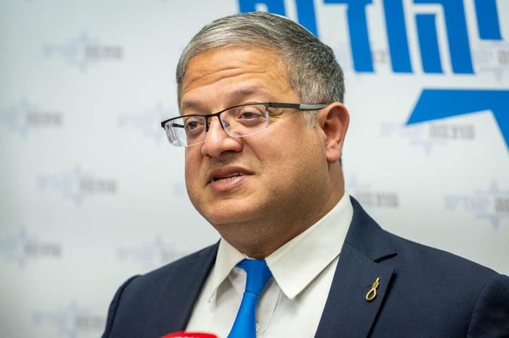 איתמר בן גביר עם הסיכה שמסמלת עונש מוות למחבלים