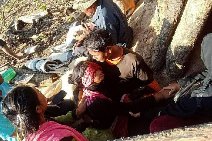 קמבודיה פליטים בורחים מבתיהם ב אזור הגבול התלקחות סבב לחימה עם תאילנד