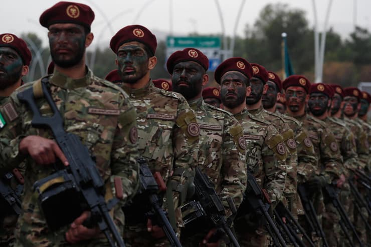 מצעד צבאי בדמשק, בחגיגות השנה להפלת משטר אסד (צילום: AP Photo/Omar Sanadiki) סוריה חגיגות שנה ל הפיכה ולהפלת משטר אסד דמשק