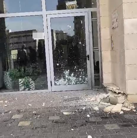 רוכב אופנוע זורק רימון בכניסה לבניין בחדרה