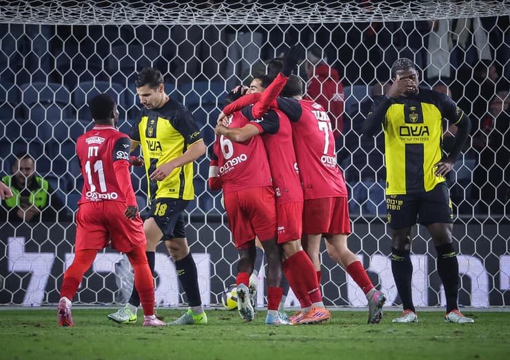 אווקה אשטה חוגג עם החברים