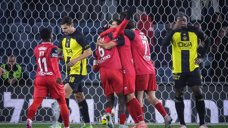 אווקה אשטה חוגג עם החברים