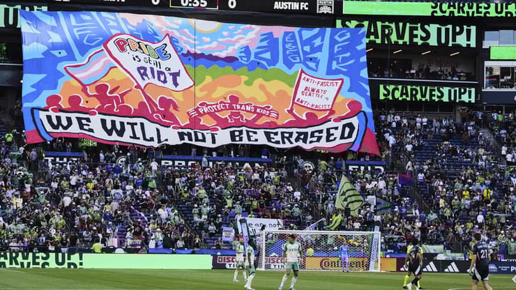 אוהדי סיאטל סאונדרס מציגים תפאורה במשחק הגאווה מול אוסטין ב-MLS