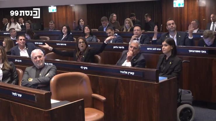 בן ארי לנתניהו: "אתה מבוקש באירופה" (צילום: ערוץ כנסת ) צעקות וכאוס בזמן נאום נתניהו בדיון 40 חתימות במליאת הכנסת