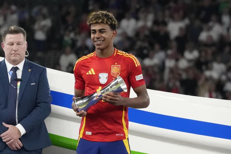 לאמין ימאל לאחר הזכייה ביורו 2024 עם נבחרת ספרד (צילום: Frank Augstein/AP) לאמין ימאל לאחר הזכייה ביורו 2024 עם נבחרת ספרד