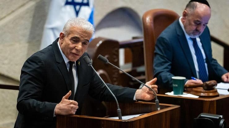 "לי אין בבית תמונה עם עראפת". לפיד (צילום: שלו שלום) דיון 40 חתימות במליאת הכנסת