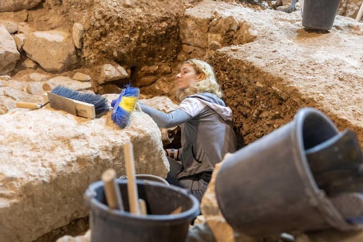 ד"ר מריון זינדל, מנהלת החפירה מטעם רשות העתיקות, בחפירות הקישלה