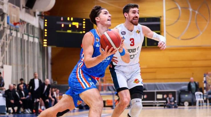 אדם אריאל עם הכדור בפעולה )