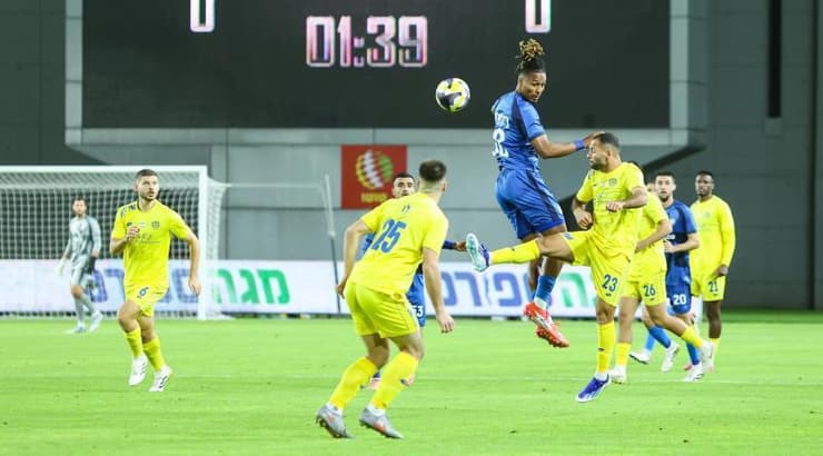 רום אליאס ופרנק ריבולייה במאבק על הכדור