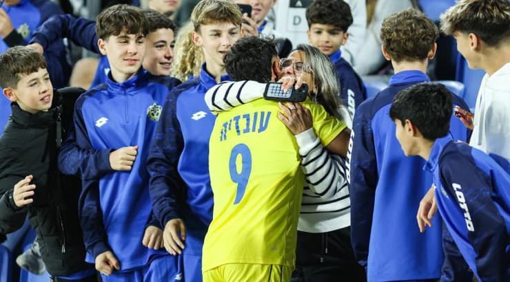 אופק עובדיה חוגג ביציע