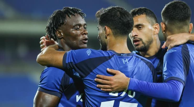 שחקני מכבי פתח תקווה חוגגים