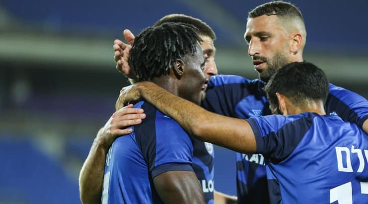 שחקני מכבי פתח תקווה מאושרים