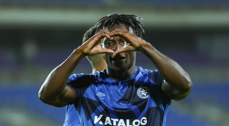 חוסה קורטס חוגג עם לב למצלמה