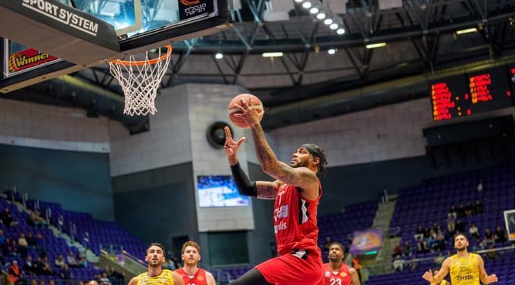 די ג' קנדי עולה לסל